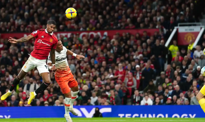 Marcus Rashford bật cao đánh đầu tung lưới West Ham. Marcus Rashford bật cao đánh đầu tung lưới West Ham.