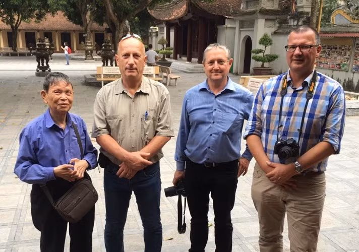 Từ khi về hưu, thầy Thìn tham gia quản lý đền Đô thuyết trình cho khách du lịch về lịch sử nhà Lý.