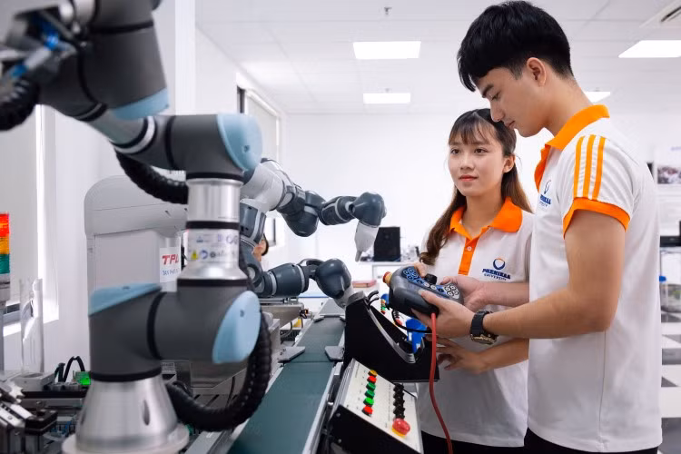 Cùng với giáo dục - đào tạo, khoa học và công nghệ là quốc sách hàng đầu, là động lực phát triển kinh tế - xã hội.