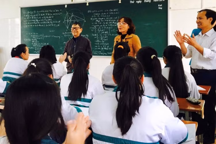 Hàng ngày, tác giả “Nghìn việc tốt” vẫn đến các trường truyền cảm hứng cho các em học sinh.