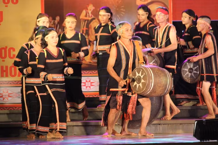 Đội chiêng của xã Glar trình diễn.