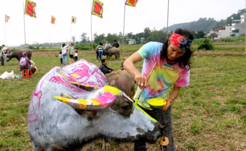 Không chỉ sặc sỡ sắc màu, họa tiết cũng phải đáp ứng yêu cầu chủ đề khá khắt khe mà ban tổ chức đưa ra.