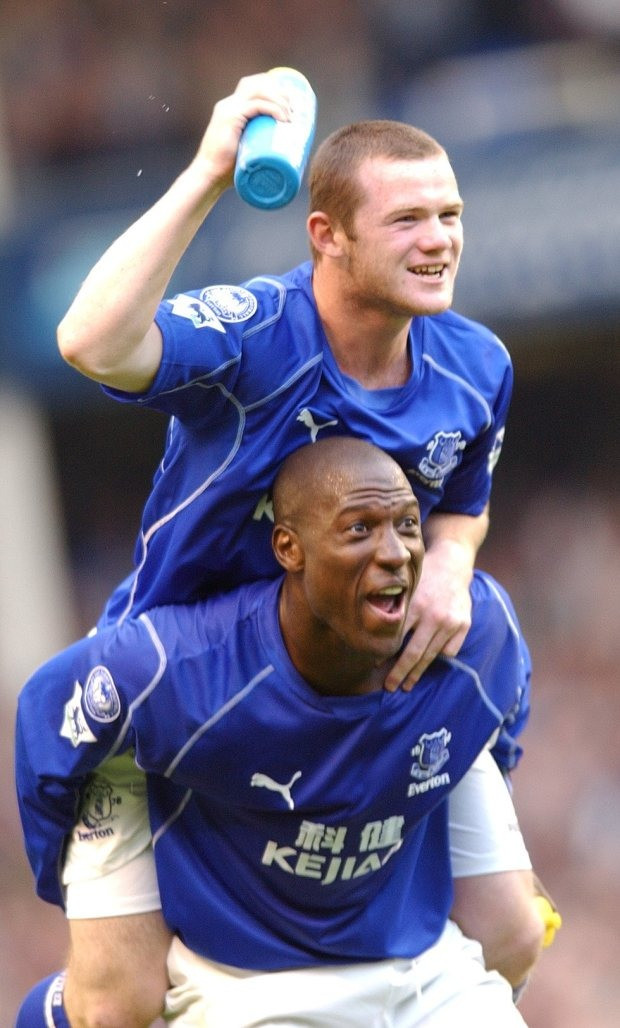 Huyền thoại Campbell từng chơi cùng cựu danh thủ Rooney trong màu áo Everton. Huyền thoại Campbell từng chơi cùng cựu danh thủ Rooney trong màu áo Everton.