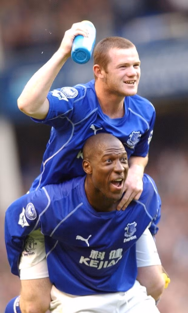 Huyền thoại Campbell từng chơi cùng cựu danh thủ Rooney trong màu áo Everton.