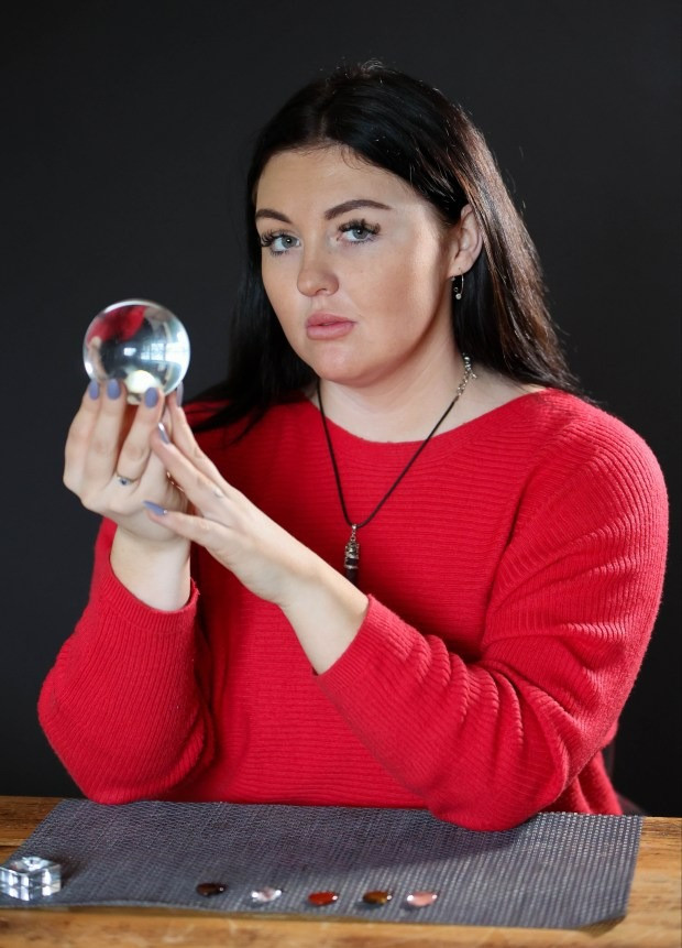 Nhà ngoại cảm Chloe Smith dự đoán Tam Sư thắng Serbia ở trận ra quân EURO 2024. Nhà ngoại cảm Chloe Smith dự đoán Tam Sư thắng Serbia ở trận ra quân EURO 2024.