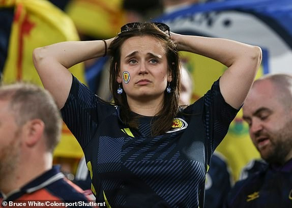 Hình ảnh trái ngược giữa cổ động viên Đức (trên) và Scotland (dưới).