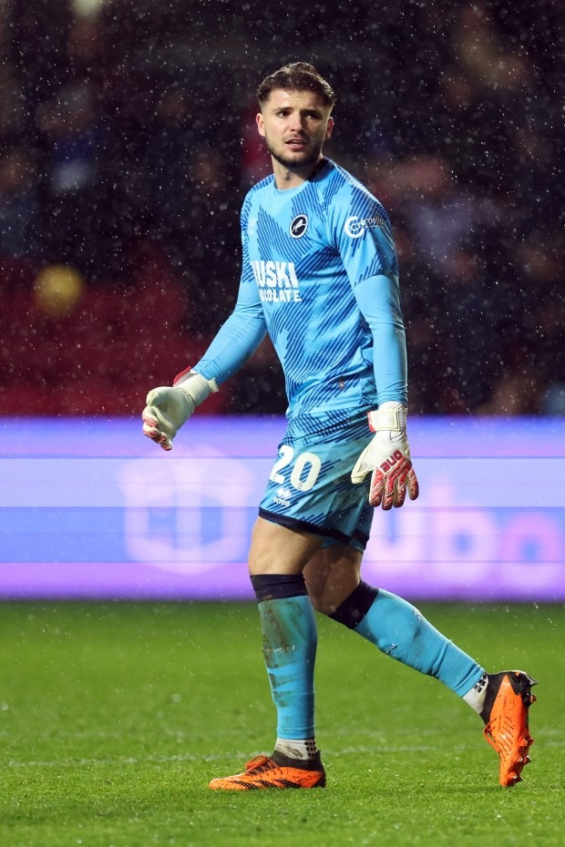 Matija Sarkic là thủ môn số 1 của Millwall. Matija Sarkic là thủ môn số 1 của Millwall.