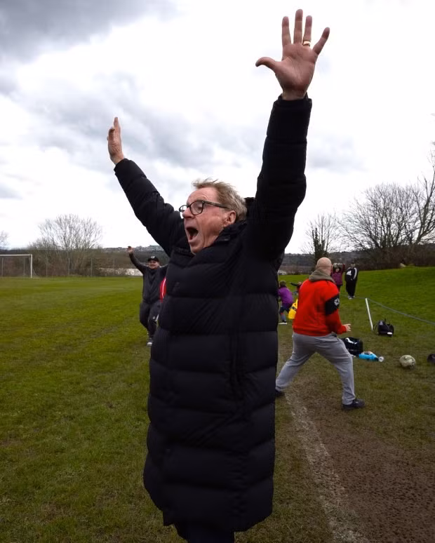 Đội bóng tệ nhất nước Anh có chiến thắng đầu tiên ảnh 2