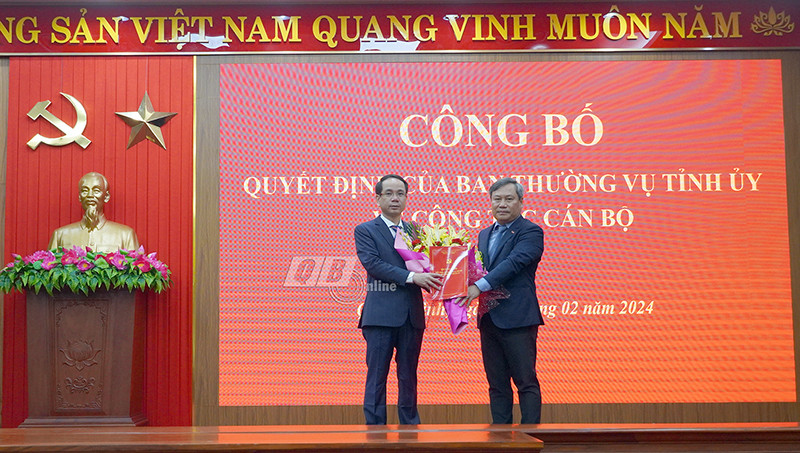 Bí thư Tỉnh ủy Quảng Bình - Vũ Đại Thắng trao quyết định bổ nhiệm chức vụ Trưởng Ban Dân vận Tỉnh ủy Quảng Bình đối với ông Phan Mạnh Hùng. (Ảnh: Ngọc Mai)