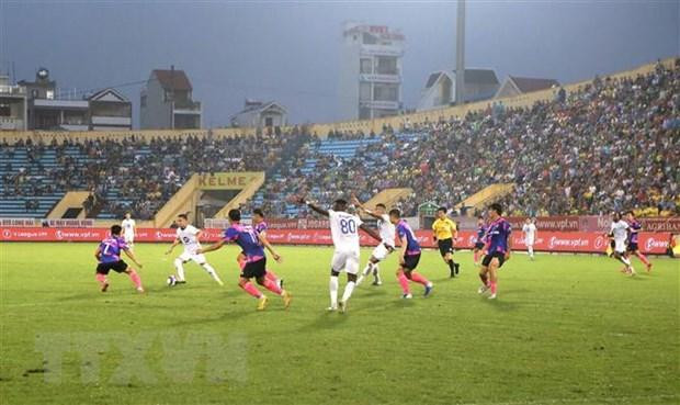 Sài Gòn FC (áo màu) đang thất thế trong cuộc đua trụ hạng V.League 2022.