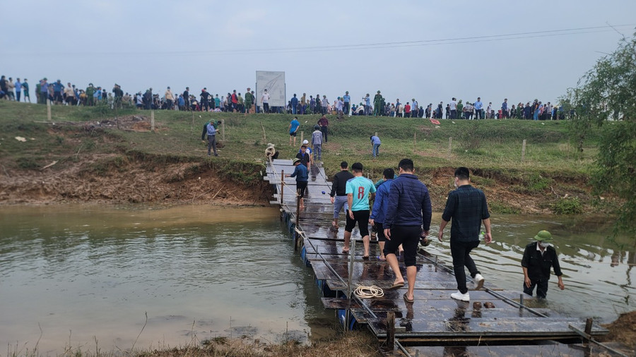 Khoảng 17h ngày 11/12, cầu phao bắc qua thượng nguồn sông Ngàn Mọ được hoàn thành.