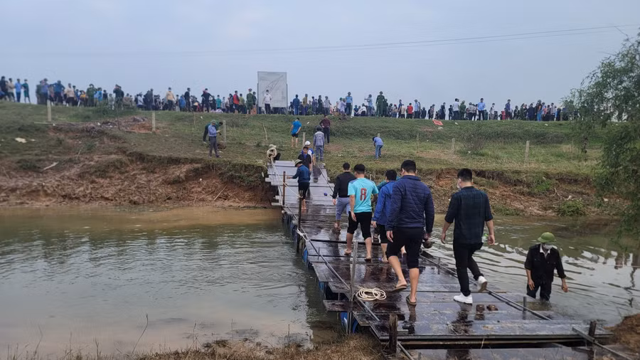 Khoảng 17h ngày 11/12, cầu phao bắc qua thượng nguồn sông Ngàn Mọ được hoàn thành.