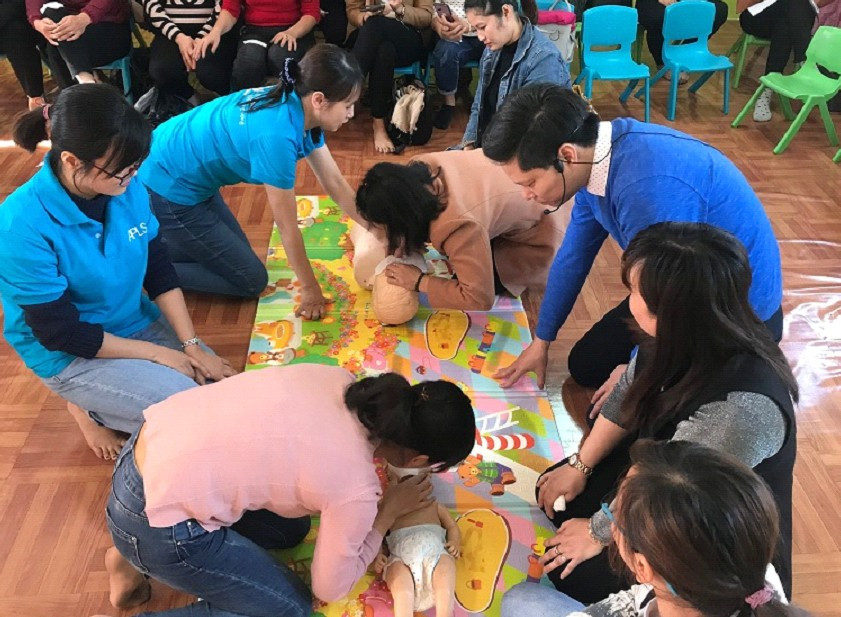 Học viên thực hành kĩ thuật thổi ngạt