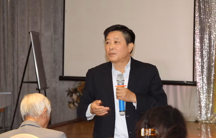 Ông Nguyễn Công Hinh- Nguyên Vụ trưởng Vụ Giáo dục Thường xuyên (Bộ GD&ĐT) Ông Nguyễn Công Hinh- Nguyên Vụ trưởng Vụ Giáo dục Thường xuyên (Bộ GD&ĐT)