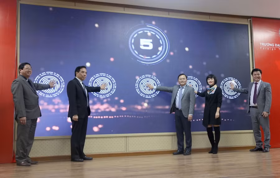 Các đại biểu bấm nút phát động cuộc thi