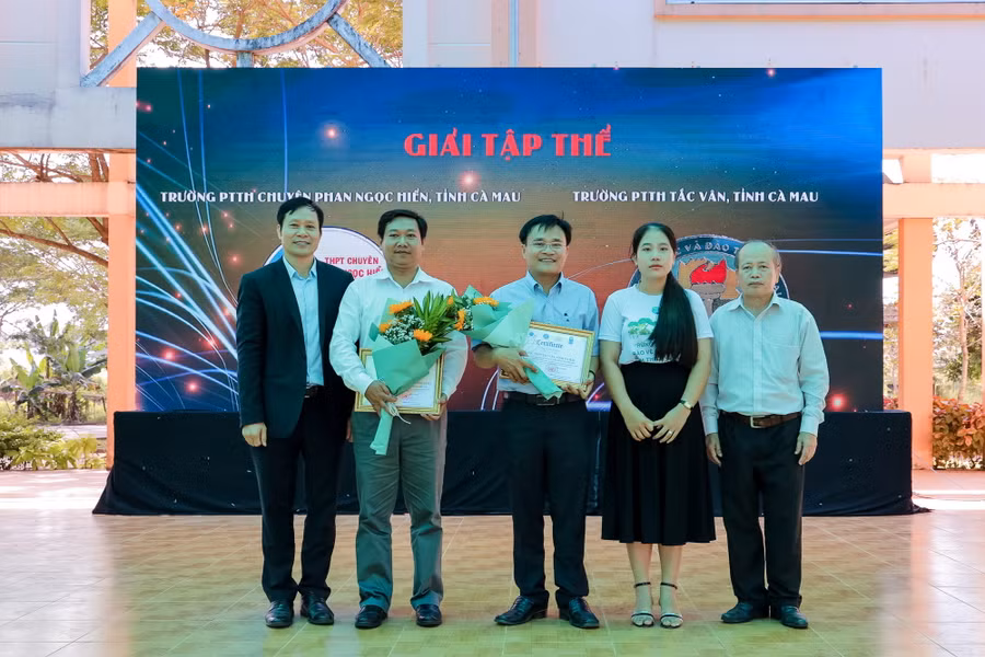 Trao giải cuộc thi vẽ tranh Rừng ngập mặn bảo vệ cuộc sống ảnh 4 Trao giải cuộc thi vẽ tranh Rừng ngập mặn bảo vệ cuộc sống ảnh 4