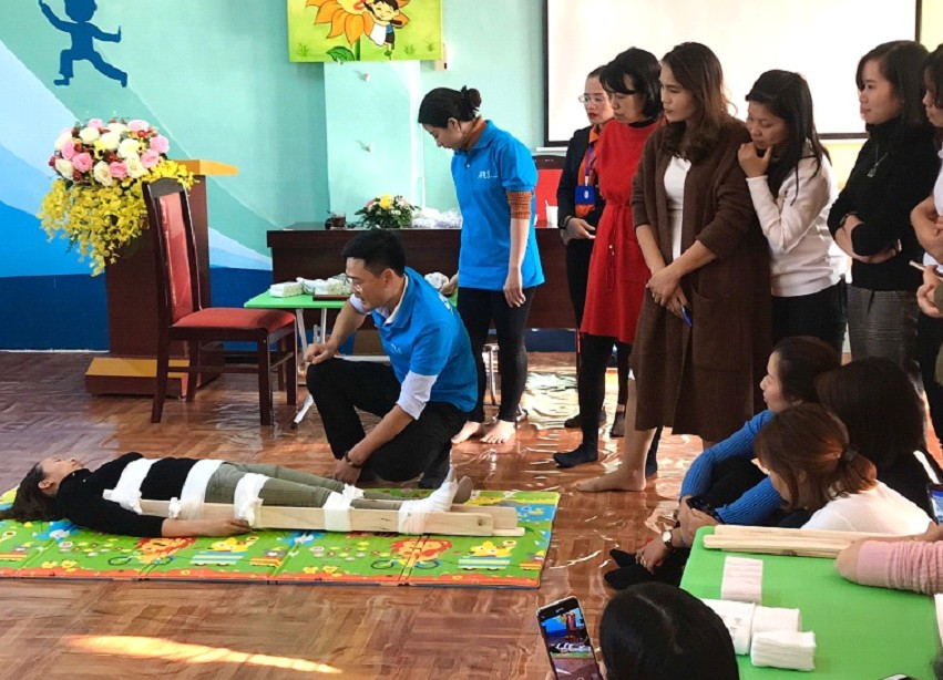 Học viên thực hành kĩ thuật nẹp cố định vết thương