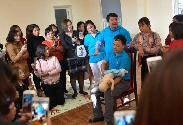 Các bác sĩ hướng dẫn thao tác kĩ thuật cho học viên