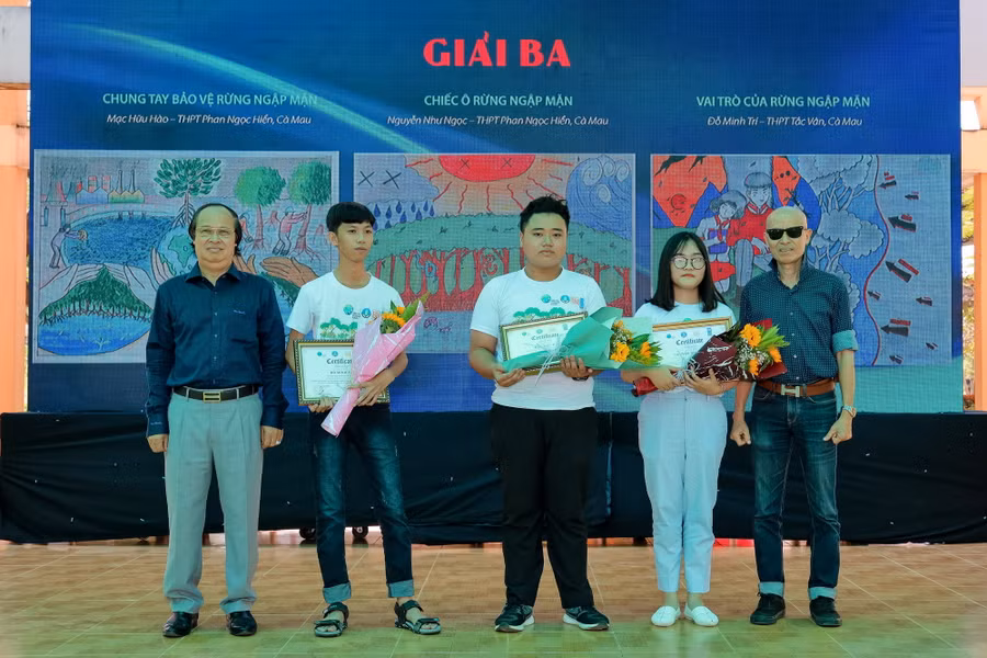 Trao giải cuộc thi vẽ tranh Rừng ngập mặn bảo vệ cuộc sống ảnh 3 Trao giải cuộc thi vẽ tranh Rừng ngập mặn bảo vệ cuộc sống ảnh 3