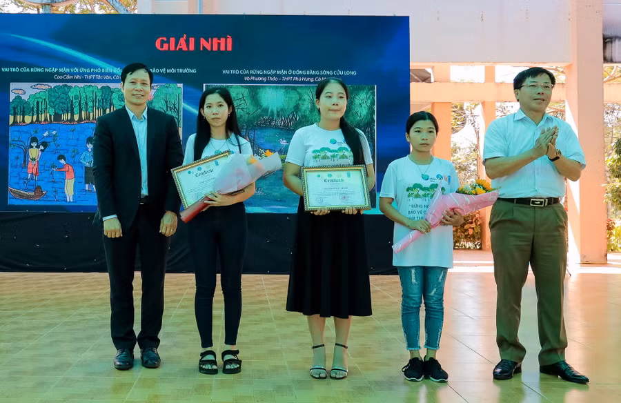 Trao giải cuộc thi vẽ tranh Rừng ngập mặn bảo vệ cuộc sống ảnh 2 Trao giải cuộc thi vẽ tranh Rừng ngập mặn bảo vệ cuộc sống ảnh 2