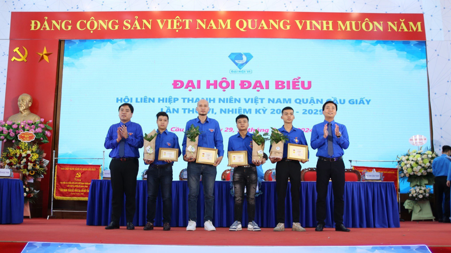 4 người đã được cứu sống trong vụ hoả hoạn nhờ hành động dũng cảm của 4 thanh niên. (ảnh: KTĐT) 4 người đã được cứu sống trong vụ hoả hoạn nhờ hành động dũng cảm của 4 thanh niên. (ảnh: KTĐT)