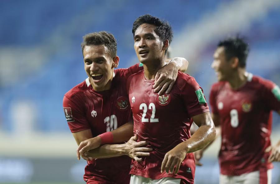 Indonesia (áo đỏ) đã có nhiều tiến bộ khi cầm hoà Thái Lan 2-2.