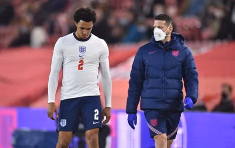 Chấn thương đùi khiến Trent Alexander-Arnold ​​bỏ lỡ Euro 2020 cùng với tuyển Anh.