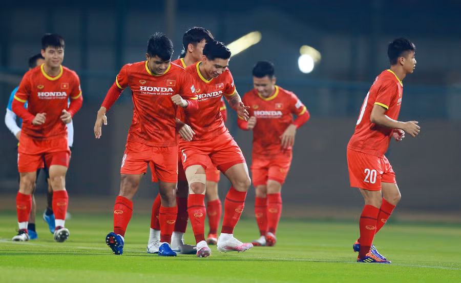 Văn Hậu huých vai "cà khịa" Đức Chinh