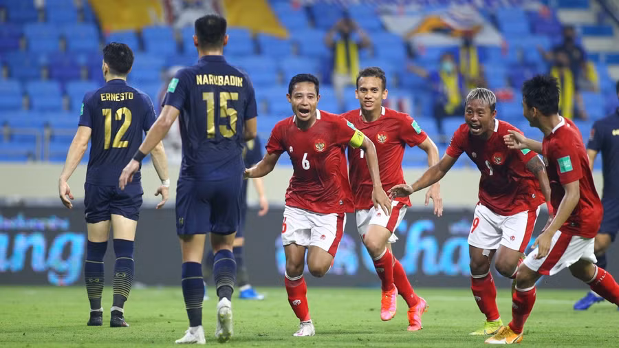 Cầu thủ Indonesia (áo đỏ) chơi quật cường trước Thái Lan.