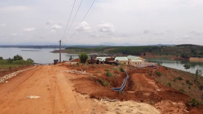 Người dân “khát nước” bên nhà máy nước sạch.