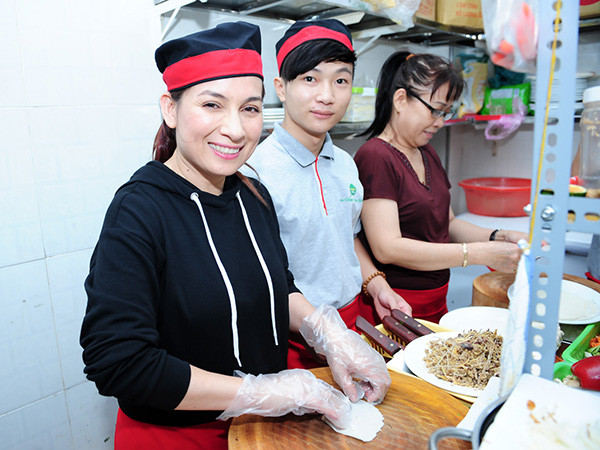 Phi Nhung mở nhà hàng để nuôi 18 đứa con ảnh 3 5-6447-1422580269.jpg