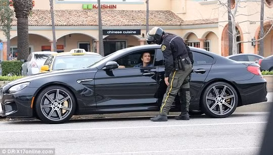 Orlando Bloom trò chuyện cùng cảnh sát