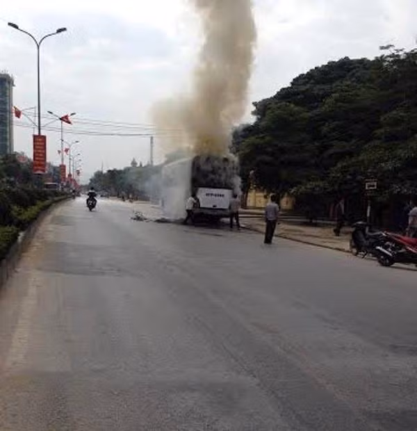 Khói bao trùm toàn bộ xe. Do chữa cháy kịp thời nên chiếc xe chỉ bị thiêu rụi phần đuôi.