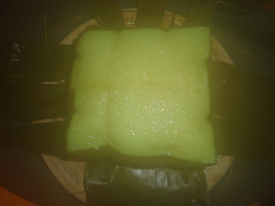 Bánh chưng gói bằng lá chuối có màu xanh rất tự nhiên. banh