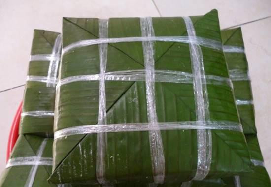 Bạn nhớ nắn chỉnh cho bánh chưng phẳng phiu. banh