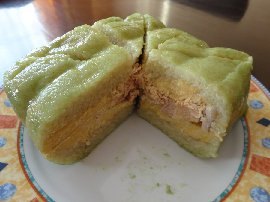 Cách gói bánh chưng bằng lá chuối cũng rất tiết kiệm. banh