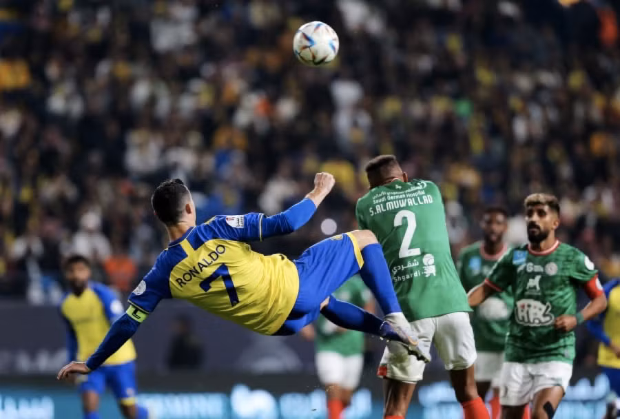 Mang băng thủ quân, Ronaldo gây thất vọng tại Ả Rập Xê-út 