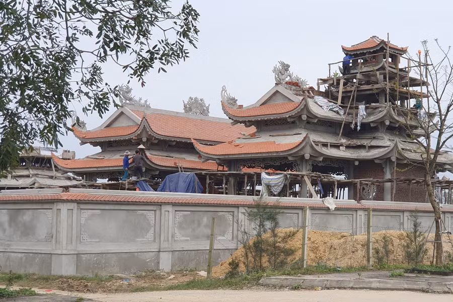 Khu lăng mộ khủng được cho là của một "đại gia" đứng sau (Ảnh: Tiến Hiệp).