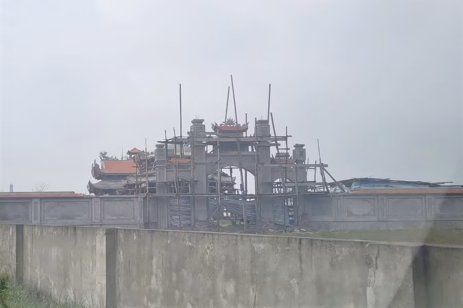 Độ hoành tráng của khu lăng mộ được thể hiện từ cổng vào.