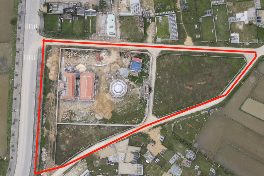 Sau khi quy hoạch, mở rộng nghĩa trang Hoang Ích, phần lớn diện tích được cấp cho dòng họ Nguyễn Văn xây dựng lăng mộ khiến nhiều người dân địa phương bức xúc (Ảnh: Tiến Hiệp).