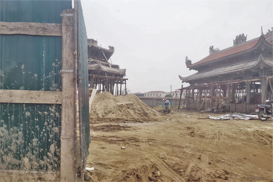 Các chi tiết của lăng mộ đang được tốp thợ gấp rút hoàn thành. Các chi tiết của lăng mộ đang được tốp thợ gấp rút hoàn thành.
