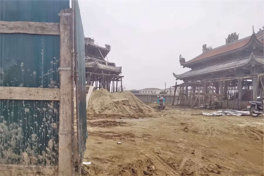 Các chi tiết của lăng mộ đang được tốp thợ gấp rút hoàn thành.