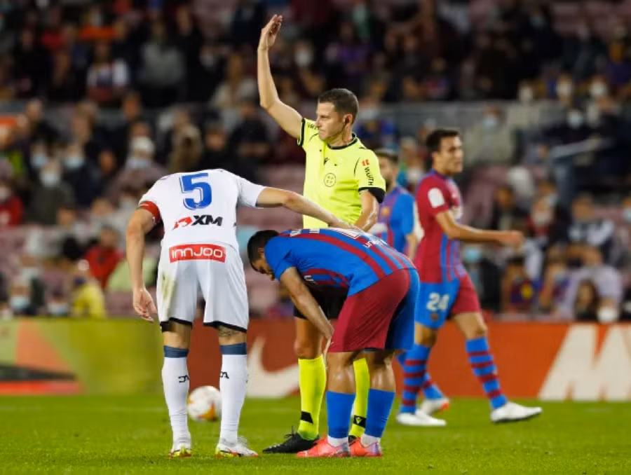 Aguero khó thở, tức ngực và phải nhập viện hôm 31/10.