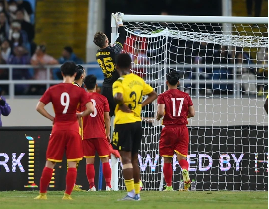 Cầu thủ Việt Nam đứng xem thủ môn Dortmund làm thay nhiệm vụ của ban tổ chức.