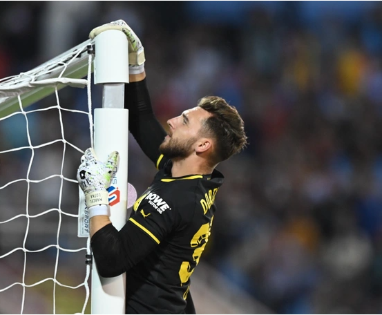 Thủ thành đội bóng đến từ nước Đức sửa cột gôn trên sân Mỹ Đình.