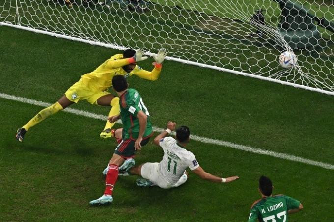 Mexico hụt vé vào vòng 1/8 dù thắng Ả Rập Xê-út 2-1 ở lượt cuối vòng bảng. Mexico hụt vé vào vòng 1/8 dù thắng Ả Rập Xê-út 2-1 ở lượt cuối vòng bảng.