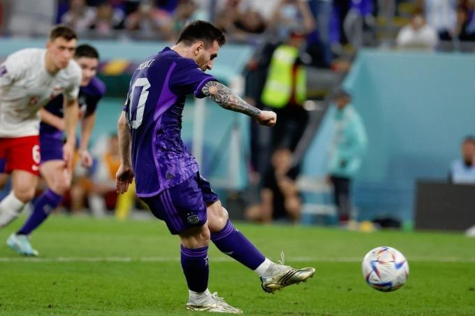 Messi tự trách bản thân khi đá hỏng 11m trong trận gặp Ba Lan. Messi tự trách bản thân khi đá hỏng 11m trong trận gặp Ba Lan.