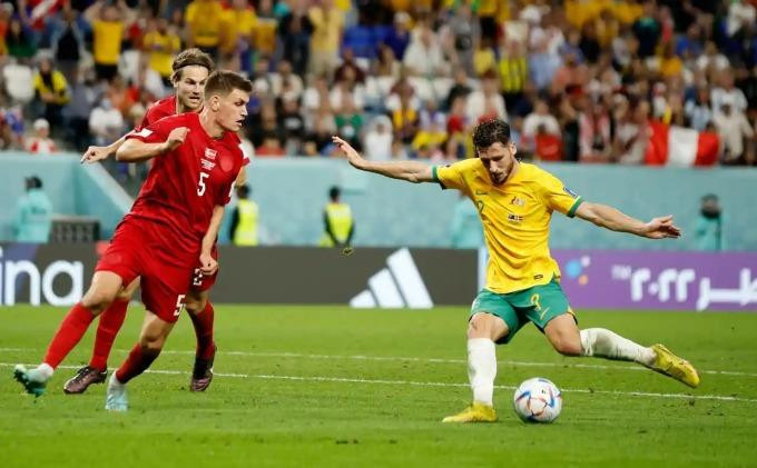 Australia ghi tên mình vào vòng 1/8 khi hạ Đan Mạch 1-0. Australia ghi tên mình vào vòng 1/8 khi hạ Đan Mạch 1-0.