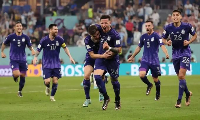 Lionel Messi và các đồng đội mừng chiến thắng trước Ba Lan. Lionel Messi và các đồng đội mừng chiến thắng trước Ba Lan.