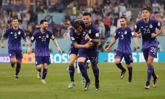 Lionel Messi và các đồng đội mừng chiến thắng trước Ba Lan. Lionel Messi và các đồng đội mừng chiến thắng trước Ba Lan.